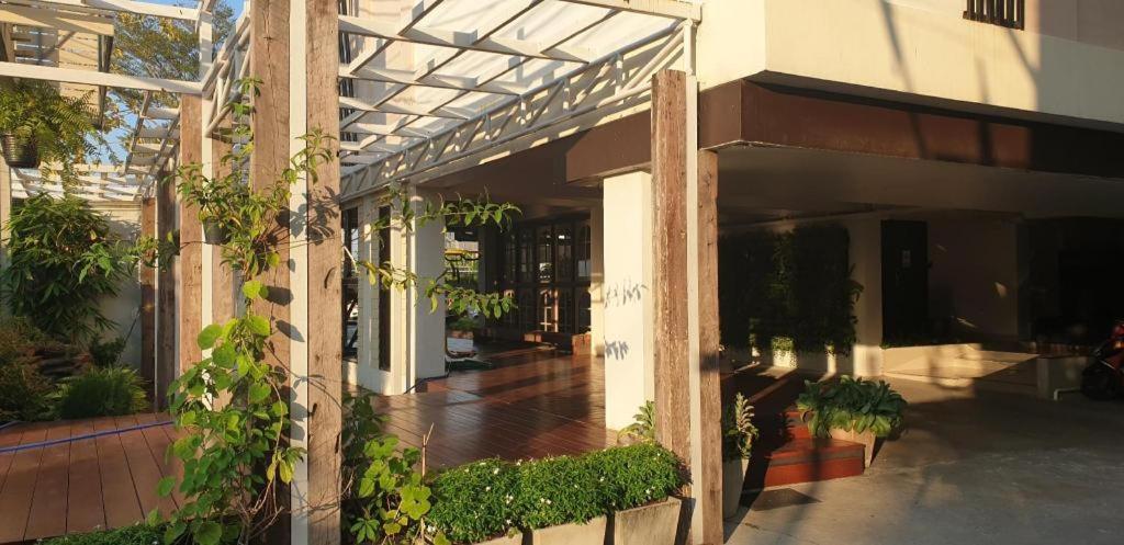 Thousand-Ten Thousand Hotel Banguecoque Exterior foto